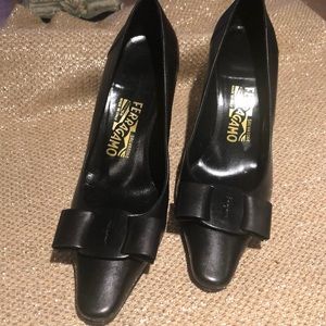 Ferragamo Black Leather pumps